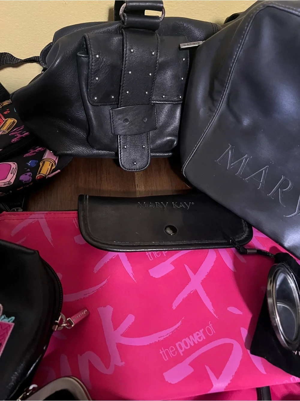 Mary Kay Bundle of Bags Makeup Bags, purse, large tote and more EUC
